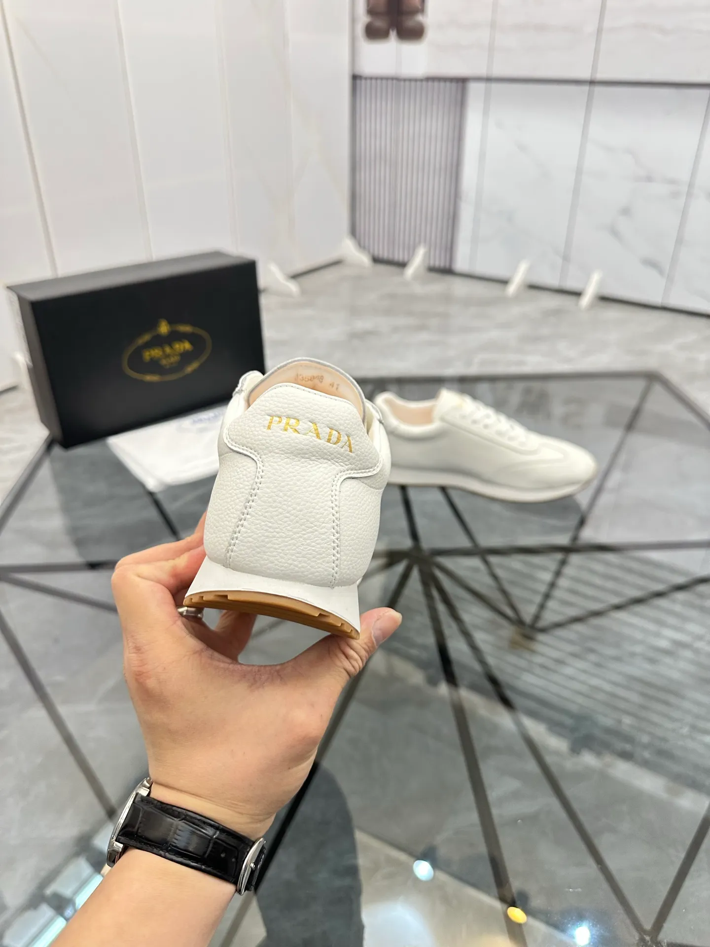 Men's shoes: 💰P420¥ Product trademark: Prada *"Prada*" low-top casual shoes Regular size: 38-44 (can be customized to 45) Product materials: imported cowhide upper, sheepskin lining, original outsole. Number: 020